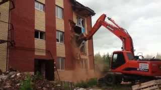 Снос кирпичного дома экскаватором