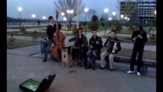 Уличные музыканты исполняют хиты