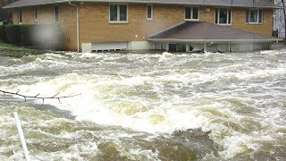 Nature is angry at Nova Iguaçu! Flood, Brazil! Water blows down windows!