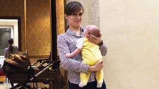 ВЛОГ Нянчим малыша Идем прокалывать ушки Юляшке Новые куклы Алины Glimmies