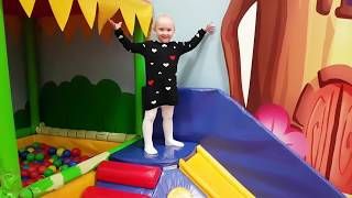Five little Babies Jumping on the bed ملعب في الهواء الطلق الأسرة متعة اللعب منطقة للأطفال طفل