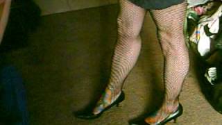 PEEPING TOM'S FANTASY !   ( female muscular calves ! ) Trixey Vixen