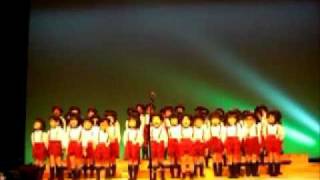かわいい園児の歌声「あの青い空のように」