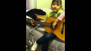 Yuridia tocando guitarra
