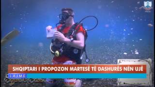 SHQIPTARI I PROPOZON MARTESË TË DASHURËS NËN UJË
