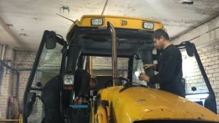 Краткий обзор по Замене лобового стекла на экскаватор JCB