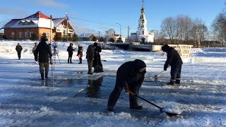 Как делают купель и ледяной крест на речке в п.Балтым