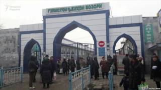 Гулистон ҳокими бозорчиларни янги жойга мажбуран кўчириш учун бозор дарвозаларини ёпти