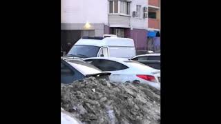 Автохам не пропускает машину скорой помощи в Саратове