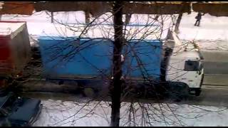 Грузовик с прицепом на оледенелом подъёме
