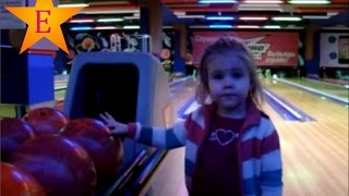 Боулинг. Игра в боулинг для детей. Kid play bowling.