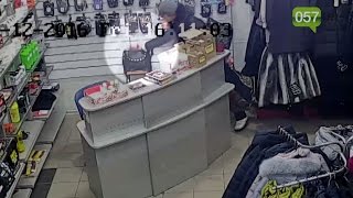 Владельцы харьковских магазинов засняли на видео воровку