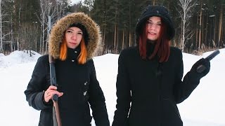 Девушки пробуют стрелять из ружья и пистолета