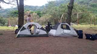 Recogiendo el campamento durante un viaje en bicicleta