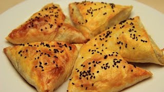 Ispanaklı Üçgen Puf Börek Tarifi - Hazır Yufkalı Muska Şeklinde Börek