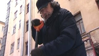 "Митёк" Дмитрий Шагин убирает двор вместо дворников