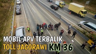VIDEO AMATIR | MOBIL APV TERGULING DI TOL JAGORAWI KM. 36
