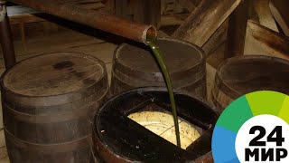 Житель Баку создает нефть из мусора - МИР 24