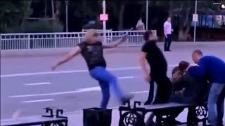 Девушка избила двух мужиков прикол
