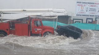 Vehículos arrastrados por arroyos tras fuerte aguacero de este sábado