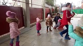 Позитивия 14 02 2019 Учим танец с детьми во дворе воспитатель Любовь Горлова