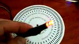 Ajustando rotação do toca-discos com disco estroboscópico