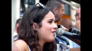 Naïs Pierquin chante dans la rue, au Festival d'Avignon