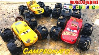 Carros de Carrera para niños  Pista de Coches CARS 3  campeonato con los Locochones todo terreno