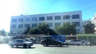 Мужик устроил драку с водителем на крыше автобуса в Челябинске.