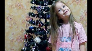 Наша #Новогодняя елочка! #Алиса  наряжает елку.  We wish you a Merry Christmas and Happy New Year!