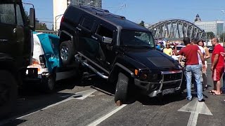 ДТП в Москве: Hummer проехался по крышам легковушек