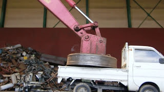 鉄スクラップ工場 荷下ろし　Unnecessary iron is dropped at the scrap factory