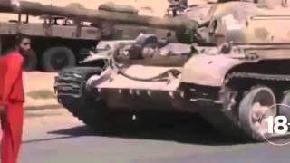 18+ Террористы ИГИЛ переехали сирийского солдата танком