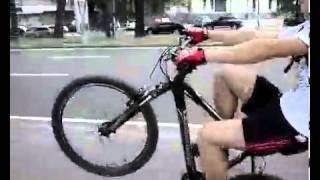 На заднем колесе Wheelie вело байк езда трюк триал urban mtb manual long 3