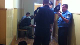 Затримання учасників акції біля броварського суду (ч.2)