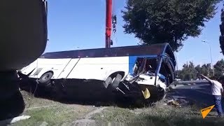 Междугородний автобус с пассажирами упал с моста транспортной развязки