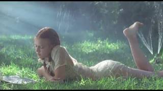 Момент из фильма Лолита (Lolita 1997) Гумберт впервые видит Лолиту