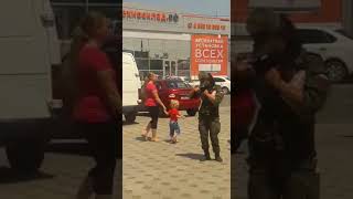 Девушка в форме под наркотой