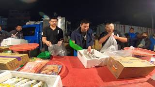 1227-27有雞有鮑魚還要加上一箱干貝是一箱不是一盒喔 賣你1000元 買氣不好又廷哥拚到底了啦 為啥沒人掏錢呢 嘉義趙又廷海鮮拍賣108年星期五嘉義彌陀夜市44