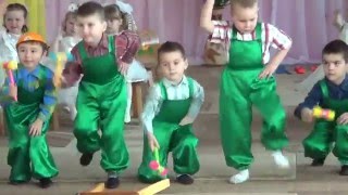 Веселый танец мальчиков с молоточками на утреннике