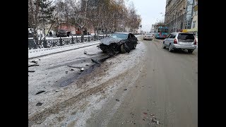Видео: уходивший от погони BMW сбил пешехода, протаранил иномарку и врезался в берёзу