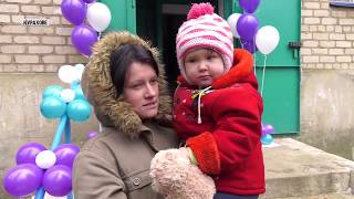 Павел Жебривский в Курахово вручил ключи от квартир двум девушкам