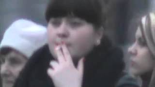 Девушка курит на остановке в городе Орле Город Орёл март 2015 год остановка