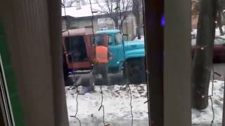 Вот так и работают наши камунальщики.