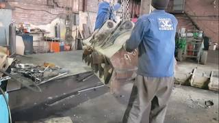 Замена ножа и днища на переднем ковше погрузчика. /Replacing the  cutting edge and the bottom of the