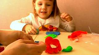 Арина лепит из пластилина плей-до  Play - Doh фигурки  Miss Arina TV