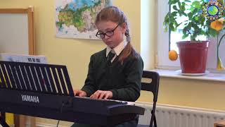 Лиза Китаенко- Piano class/primer level. Поздравление для мамы и бабушек с 8 Марта!