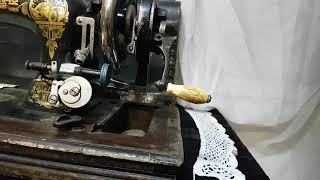 Старинная ручная швейная машинка