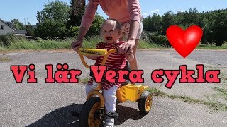 Vi försöker att lära Vera cykla