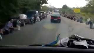 Украинцы на коленях встречают погибших солдат